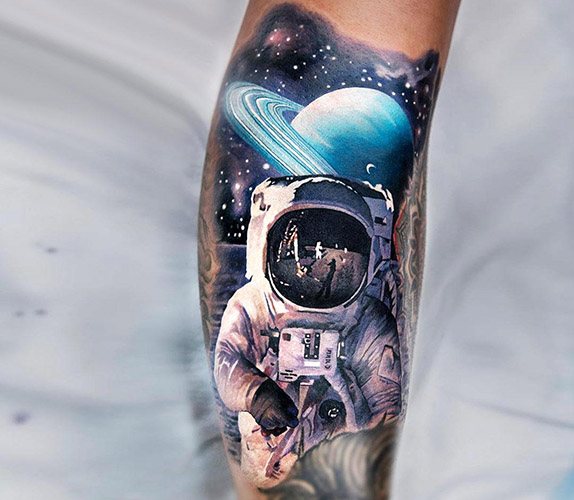 Tatouez un astronaute sur votre bras. Croquis, sens, photos
