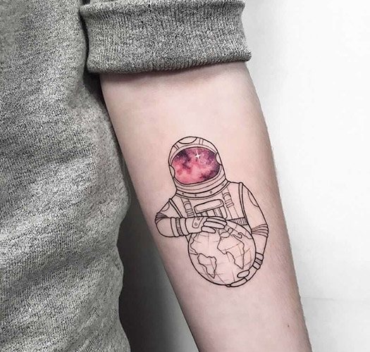 Tatouez un astronaute sur votre bras. Croquis, sens, photos
