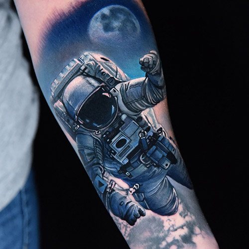 Tatouez un astronaute sur votre bras. Croquis, sens, photos