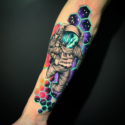 Tatouez un astronaute sur votre bras. Croquis, signification, photo