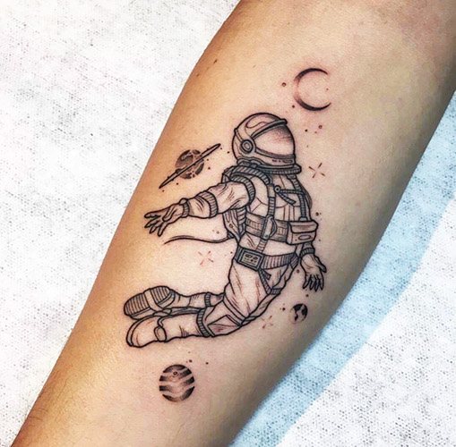 Tatouez un astronaute sur votre bras. Croquis, signification, photo