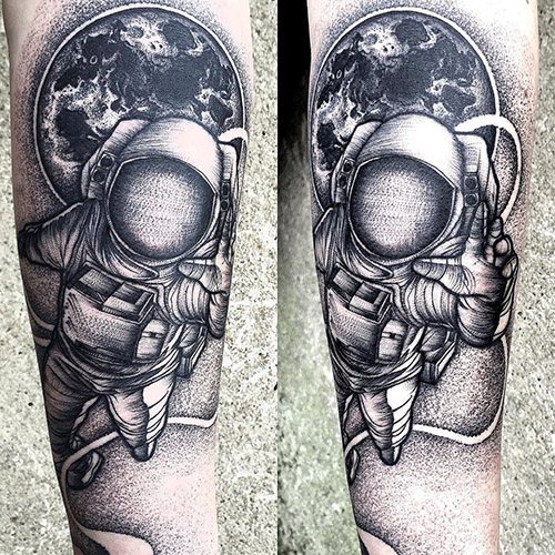 Tatouez un astronaute sur votre bras. Croquis, sens, photos