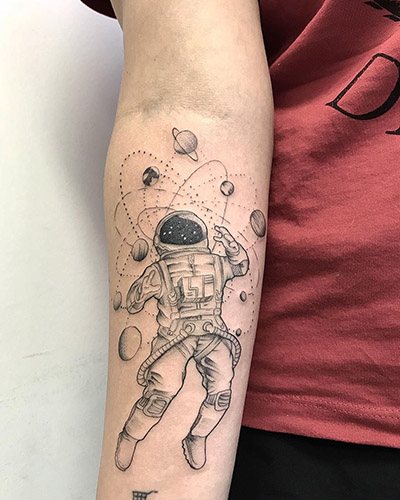 Tatouez un astronaute sur votre bras. Croquis, sens, photos