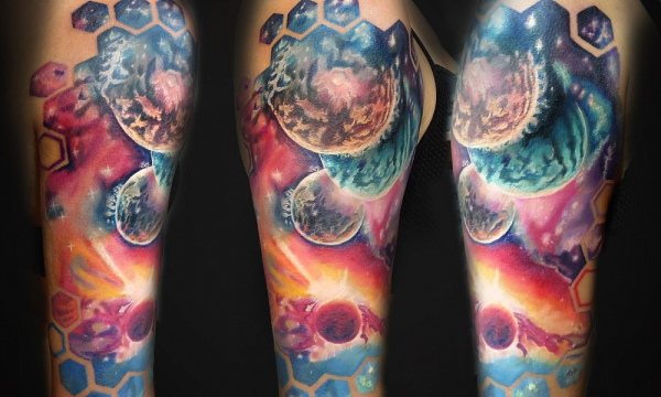 Planète tatouage sur la main, l'avant-bras, le pied. Les croquis sont en noir et blanc, minimalistes, géométriques. Photo