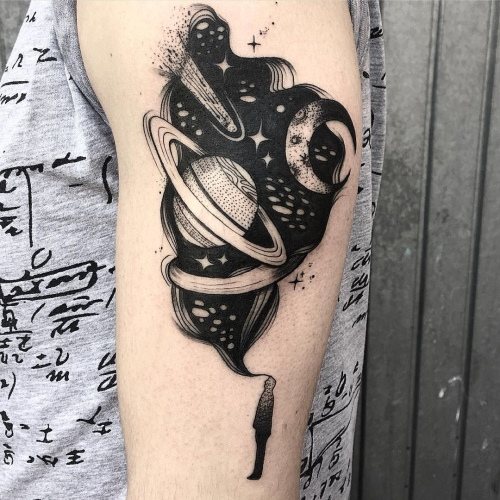 Tatouage de la comète sur la main, l'avant-bras, le pied. Les esquisses sont en noir et blanc, minimalistes, géométriques. Photo