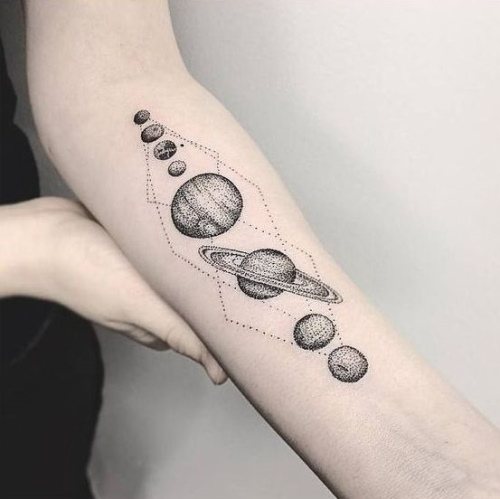 Espace de tatouage sur le bras, l'avant-bras, la jambe. Croquis en noir et blanc, minimalistes, géométriques. Photo