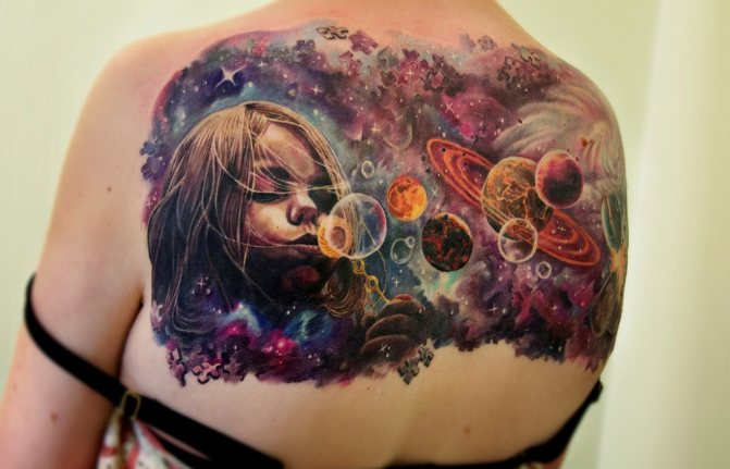 tatouage dos cosmique