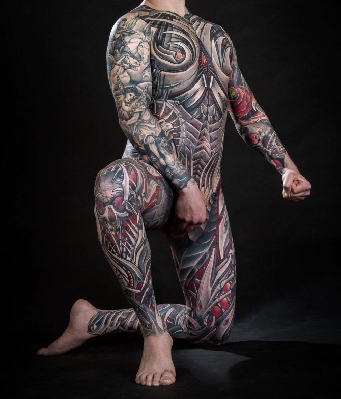 Costume de tatouage en biomécanique