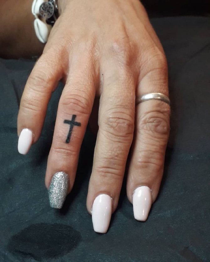 tatouage croix sur le pouce