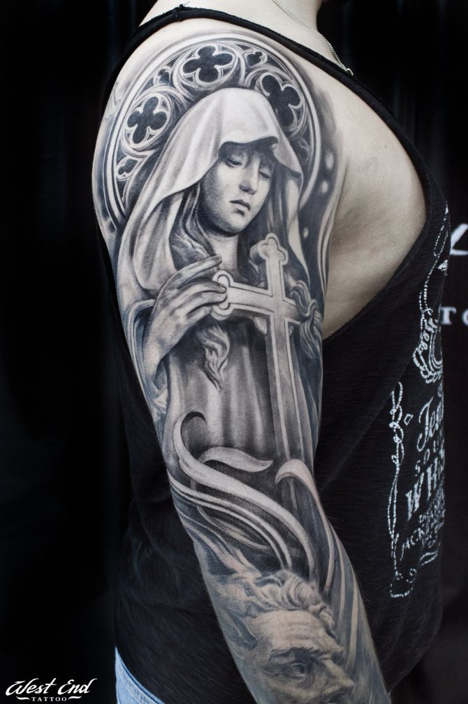 Croix tatouée sur l'épaule