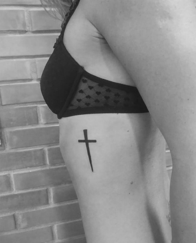 Tatouage de la croix sur les côtes