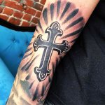Croix tatouée sur la main