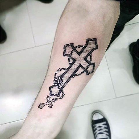 Croix tatouée sur la main - photo