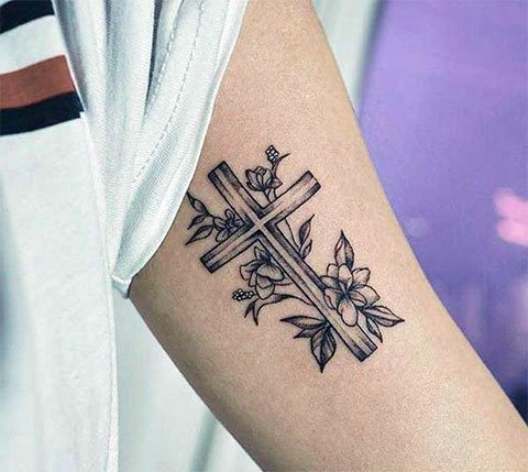 Croix tatouée sur la main