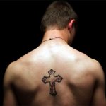 Tatouage d'une croix dans le dos