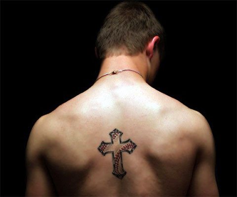 Tatouer une croix dans le dos