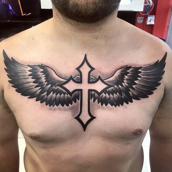 Tatouage d'une croix avec des ailes sur la poitrine