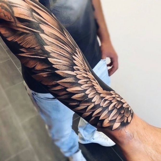 Tatouage d'ailes sur l'avant-bras pour les hommes