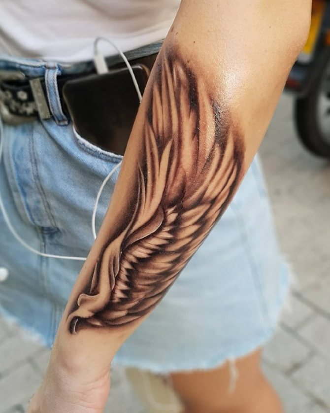 Tatouage d'une aile sur l'avant-bras d'une fille