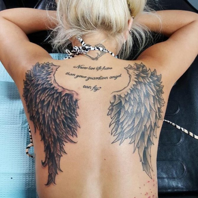 Tatouage d'ailes d'ange sur le dos