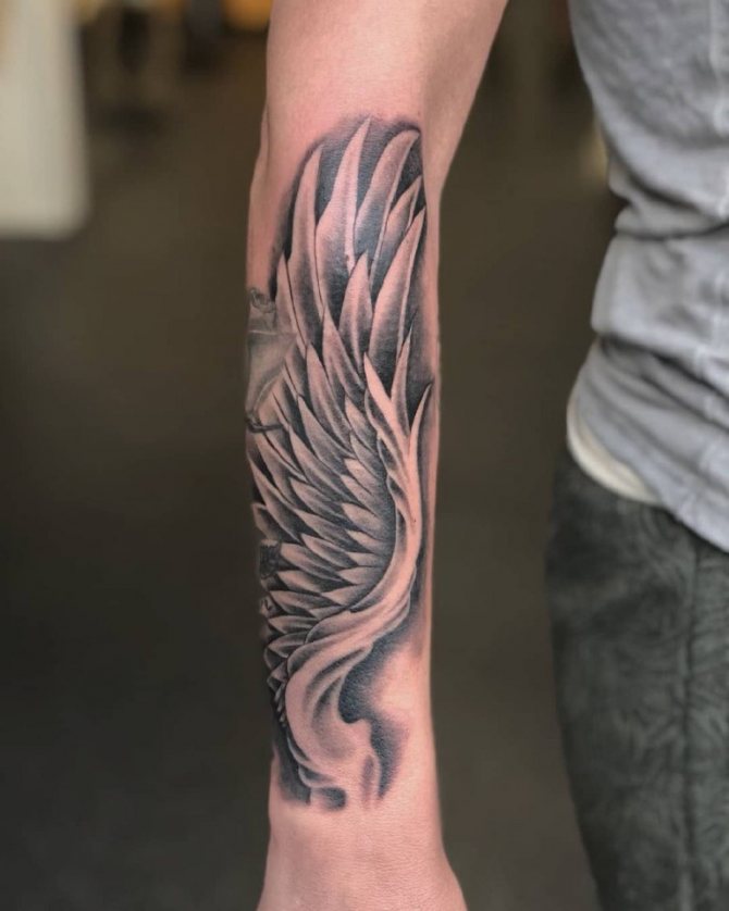 Tatouage d'ailes pour les hommes