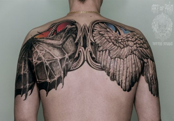 Tatouer des ailes comme symbole d'indépendance
