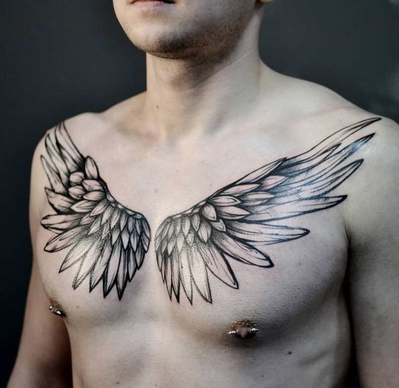Tatouage d'ailes sur la poitrine