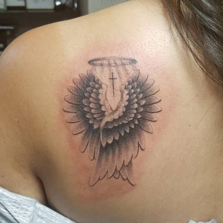 Tatouage d'ailes sur l'omoplate