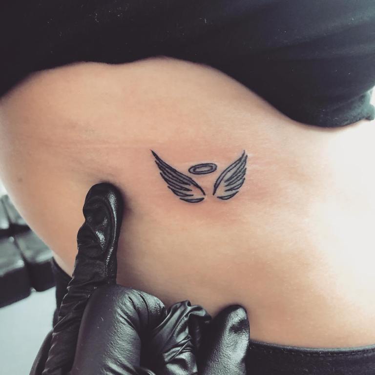 Tatouage d'ailes sur les côtes