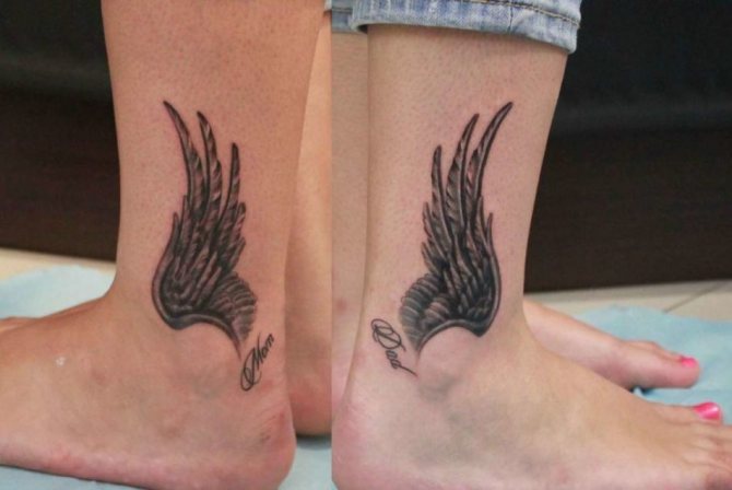Tatouage d'ailes sur les chevilles