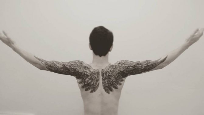 Tatouage d'ailes sur le dos pour les hommes