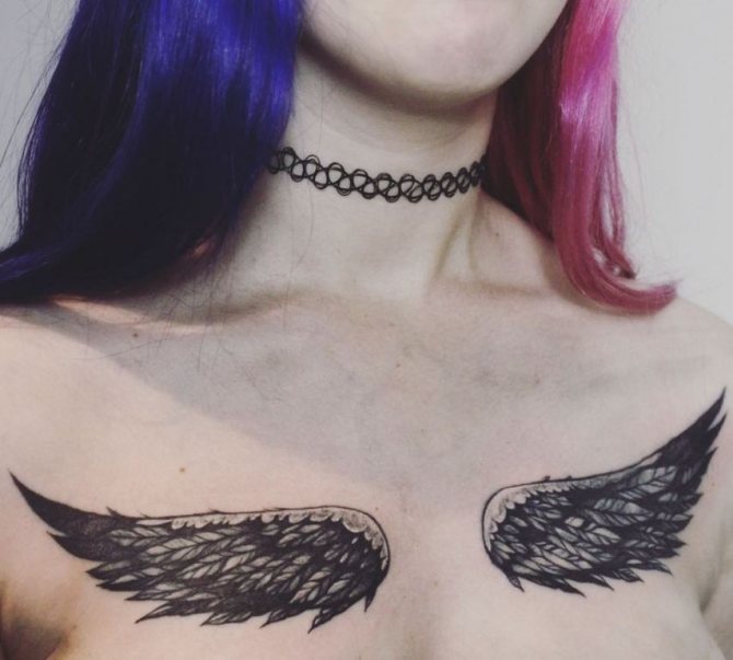 Tatouage d'ailes sur le dos d'une fille