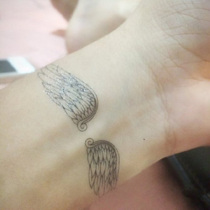 Tatouage d'ailes sur le poignet