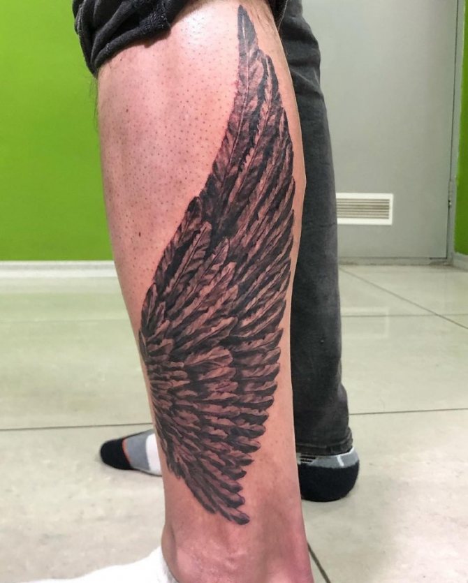 Tatouer des ailes sur sa jambe