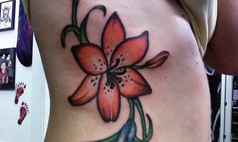 Tatouage nénuphar sur le côté