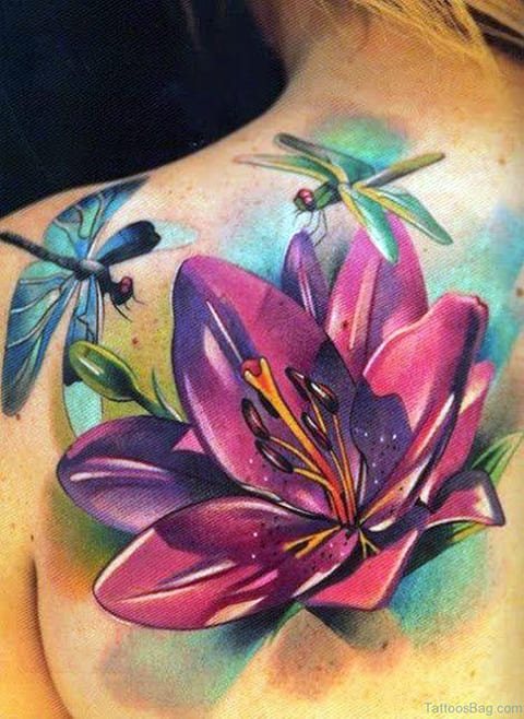 Nénuphar et libellules tatoués sur le dos d'une fille