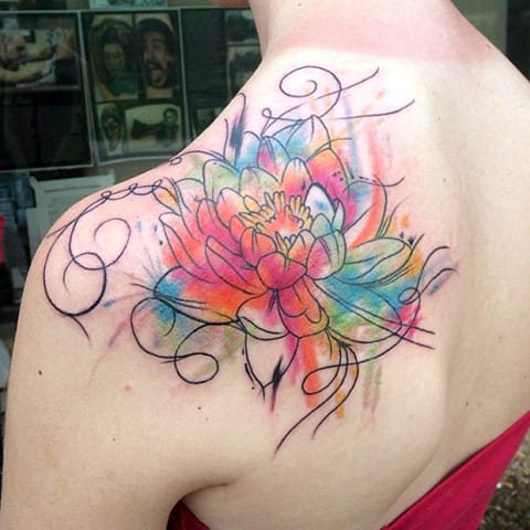 Tatouage de nénuphar sur l'omoplate