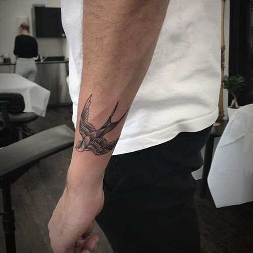Tatouage swallow sur l'avant-bras