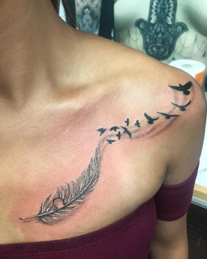 Tatouage avalé sur la clavicule