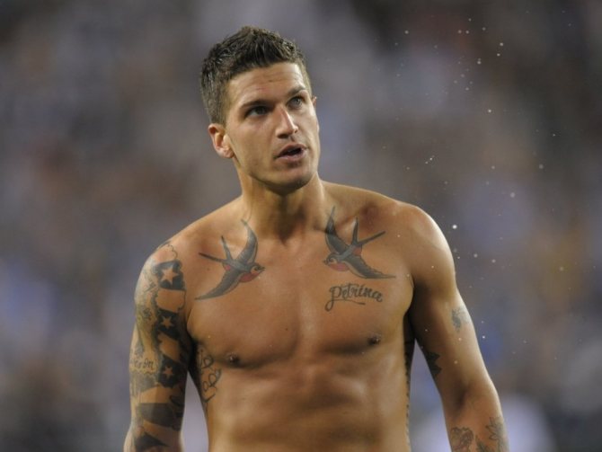 Hirondelles tatouées sur les clavicules des hommes