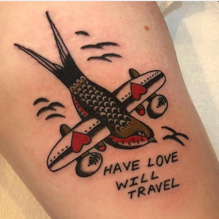 Tatouage d'une hirondelle sur le poignet