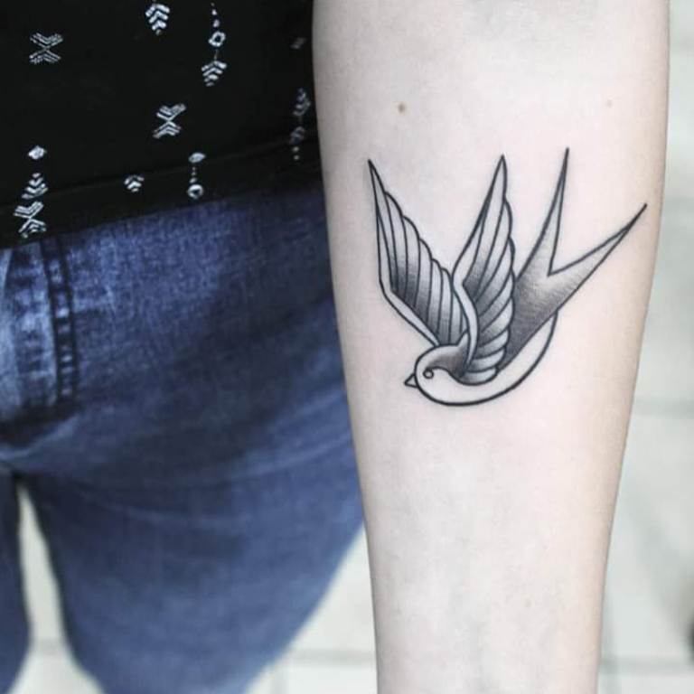 signification du tatouage d'hirondelles pour les filles