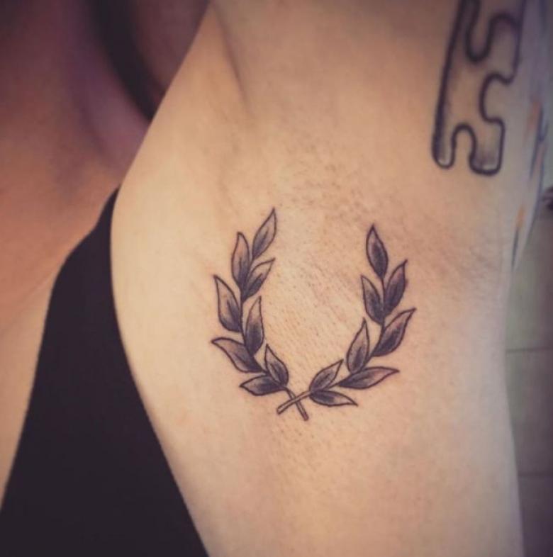 Tatouage couronne de laurier (79 photos) - signification et croquis sur le cou, la clavicule, le bras, le poignet, la poitrine