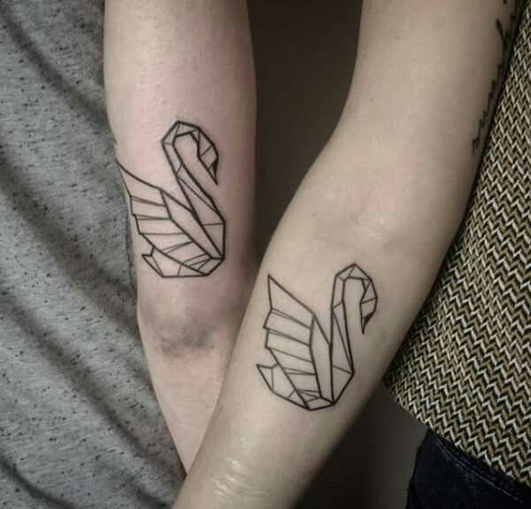 Le tatouage de cygne servira d'ornement magnifique et symbolique.