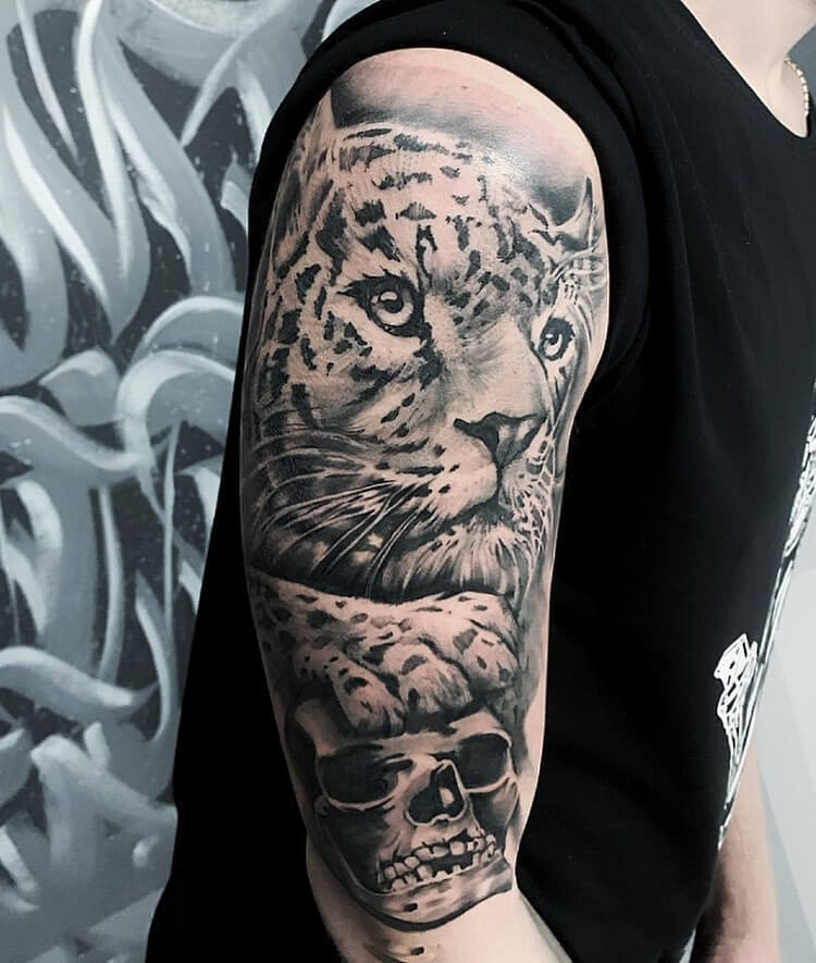 Tatouage léopard sur l'épaule