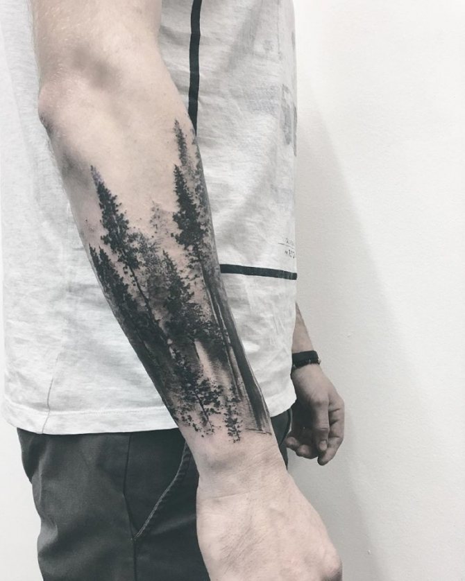 Forêt de tatouage en main