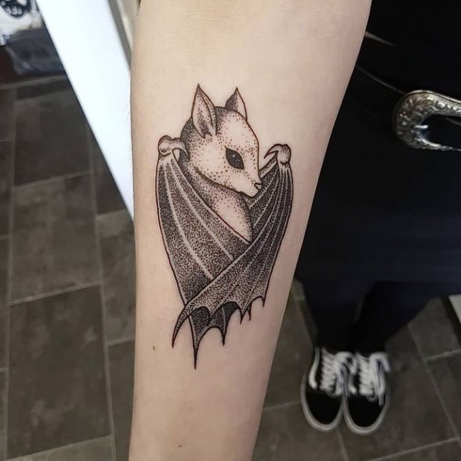 Tatouage de chauve-souris en pointillé sur l'avant-bras