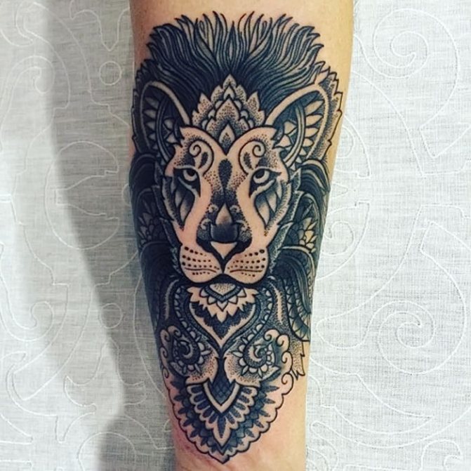 Tatouage de lion noir sur l'avant-bras