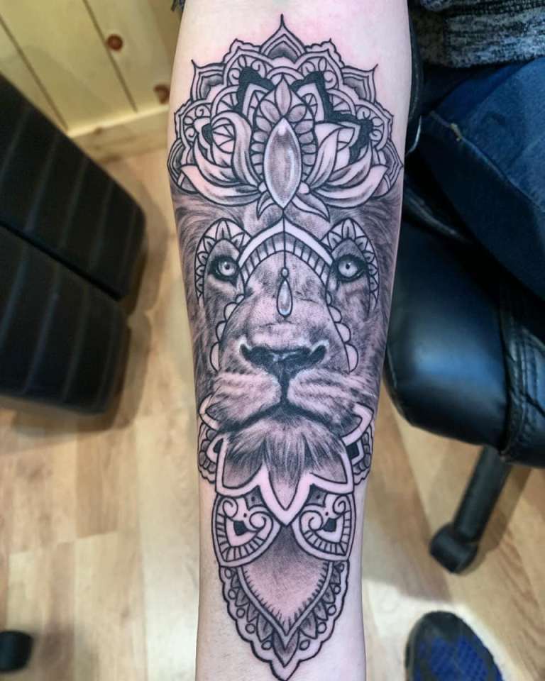 Tattoo lion mandala