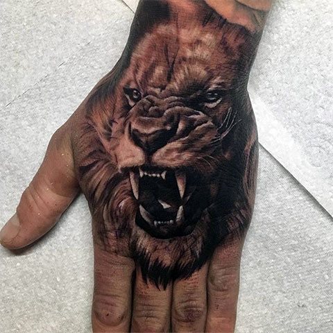 Tatouage d'un lion - un tatouage de bras d'homme